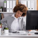 4 doenças mais comuns resultantes da má postura no ambiente trabalho